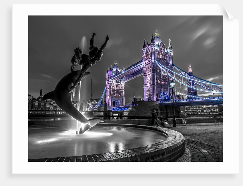 Fountian at tower bridge by Assaf Frank